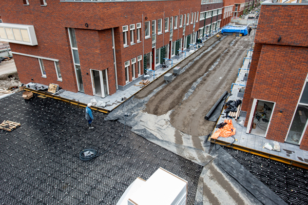 Ecodak met gebruikersdak en waterretentie op parkeergarage appartementencomplex Amsterdam